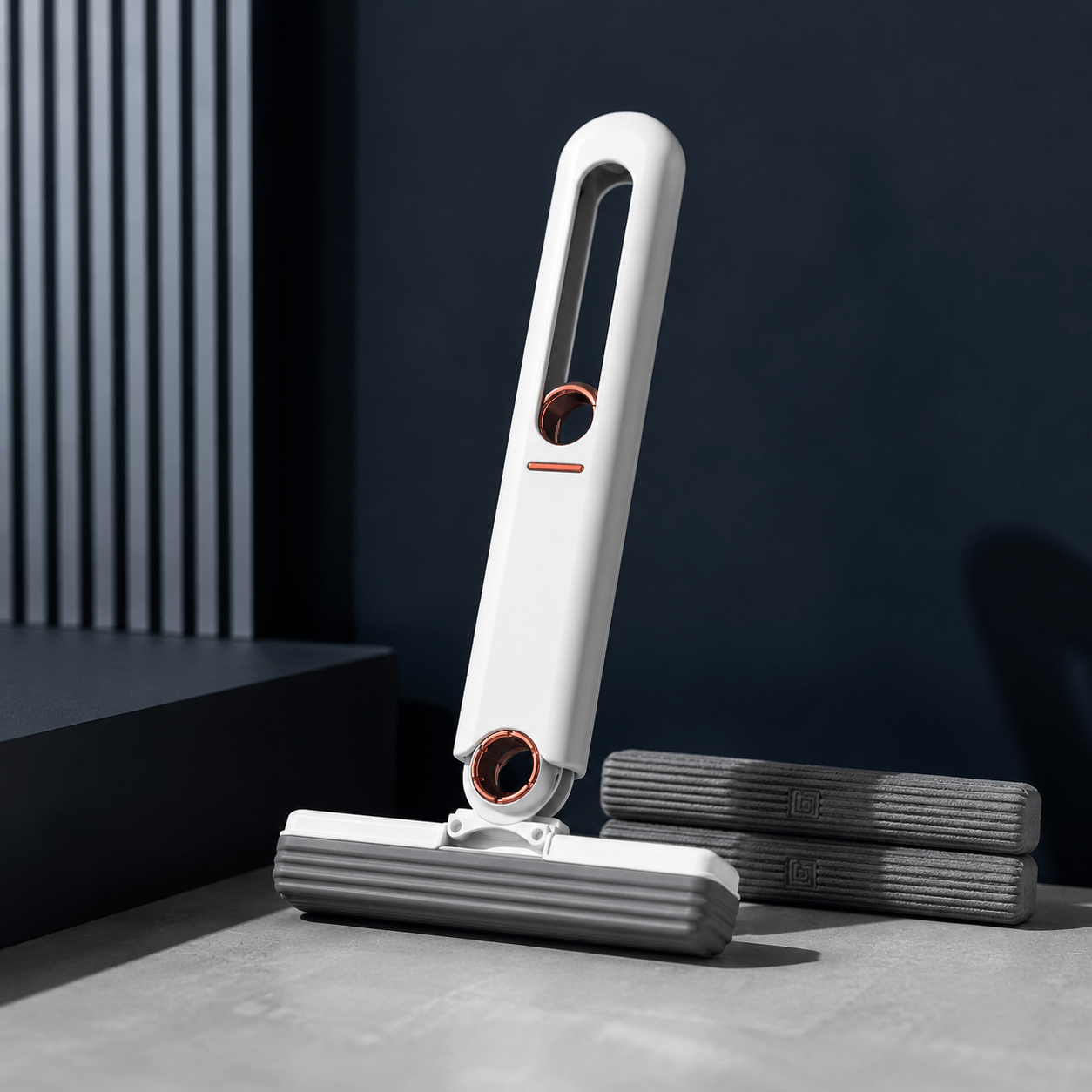 MiniMop Pro: Limpia y exprime sin ensuciarte.