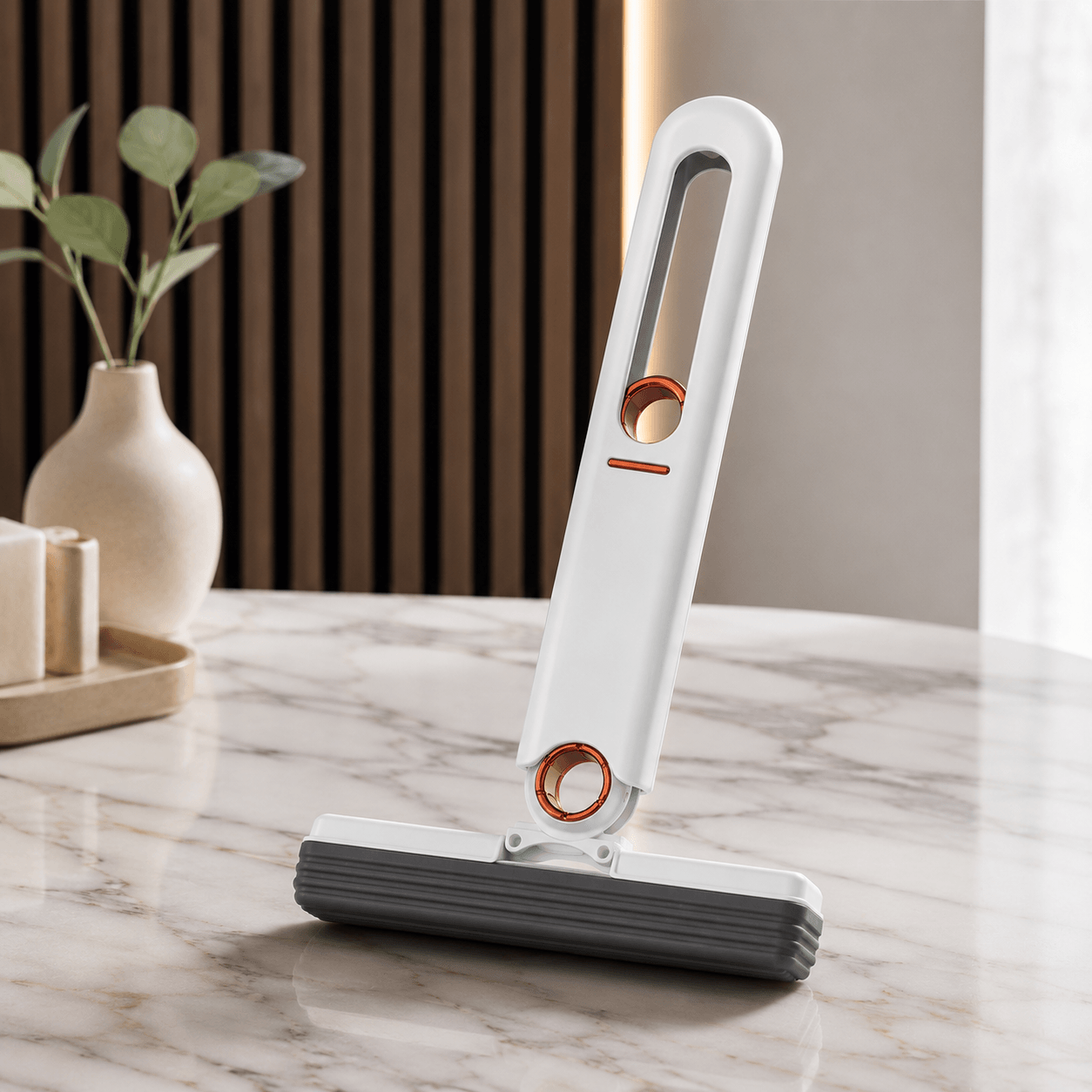 MiniMop Pro: Limpia y exprime sin ensuciarte.